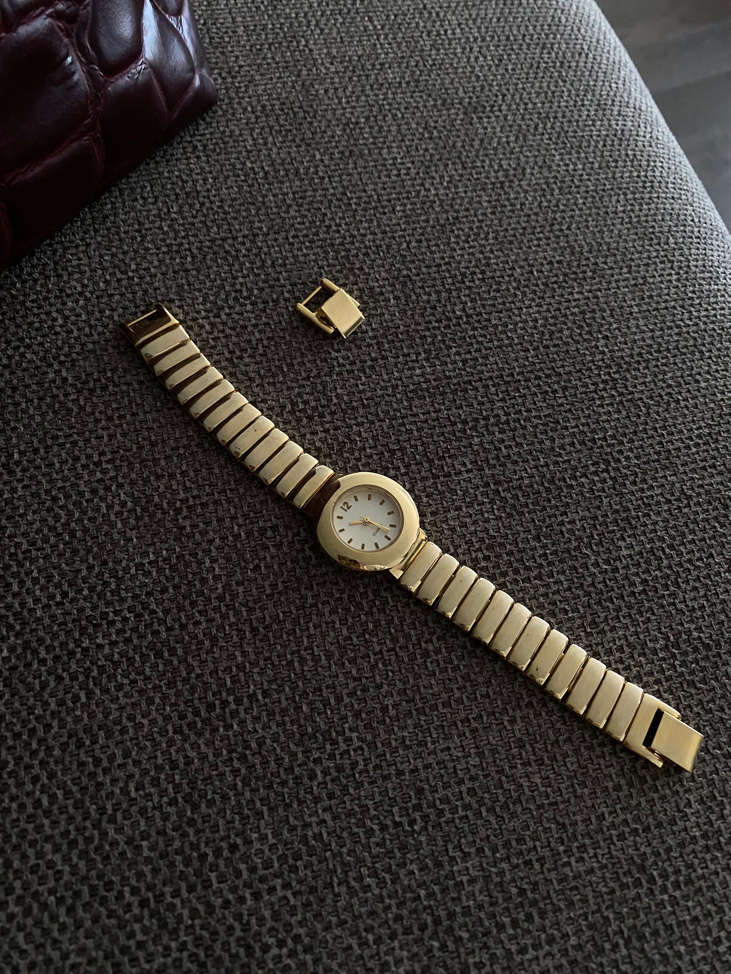 Y2K Vintage Gold-Tone Minimalist Ladies Watch